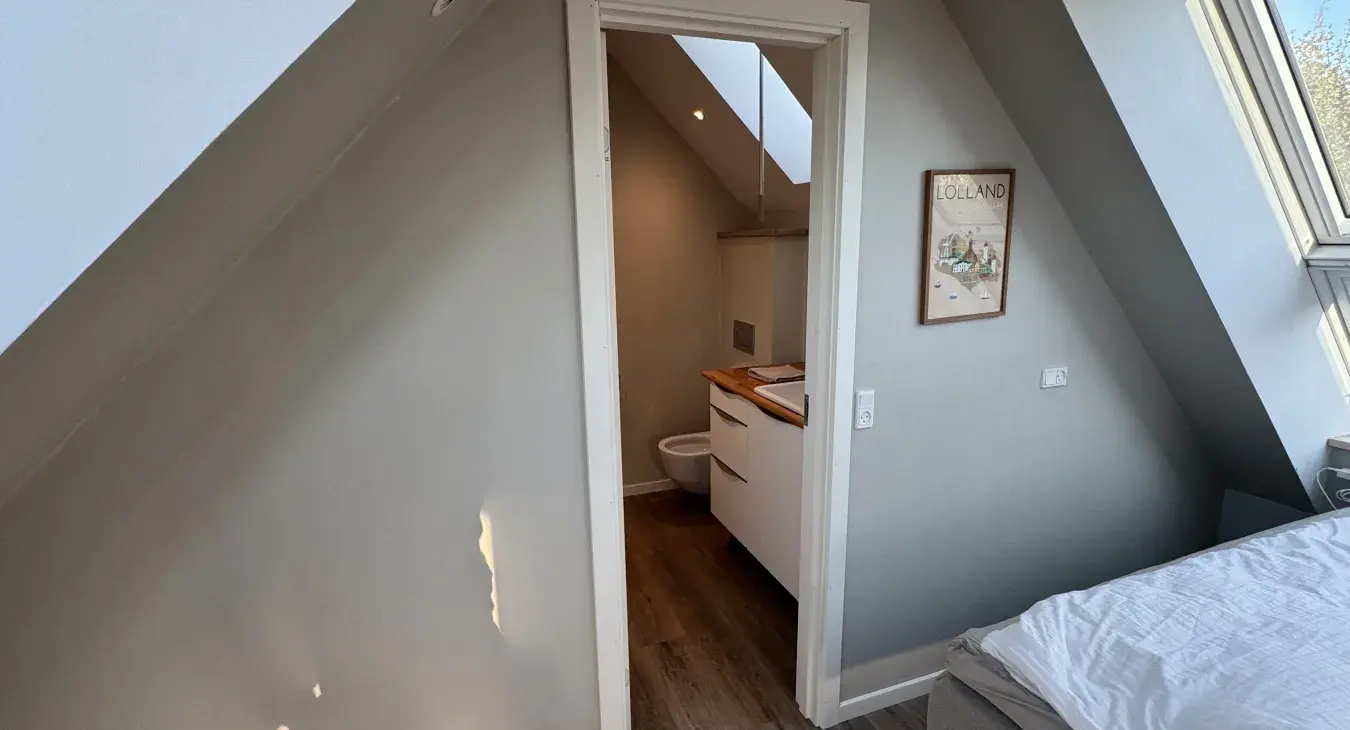 Toilet og garderobe på 1. sal